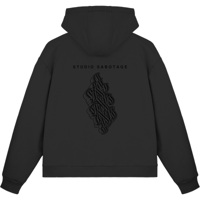 Studio Sabotage Fluffy Boxcut Zipper, Rückansicht mit Wordmark und Brandmark