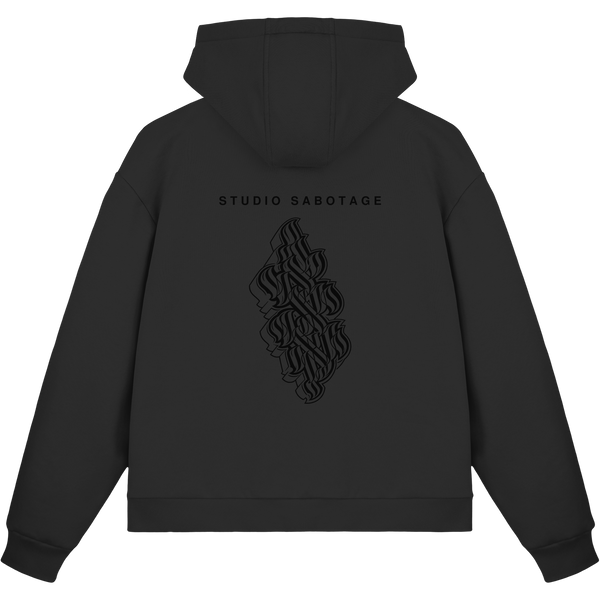 Studio Sabotage Fluffy Boxcut Zipper, Rückansicht mit Wordmark und Brandmark